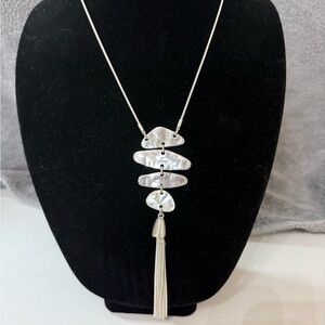 💎Elegant Silver Toned Pendant Necklace